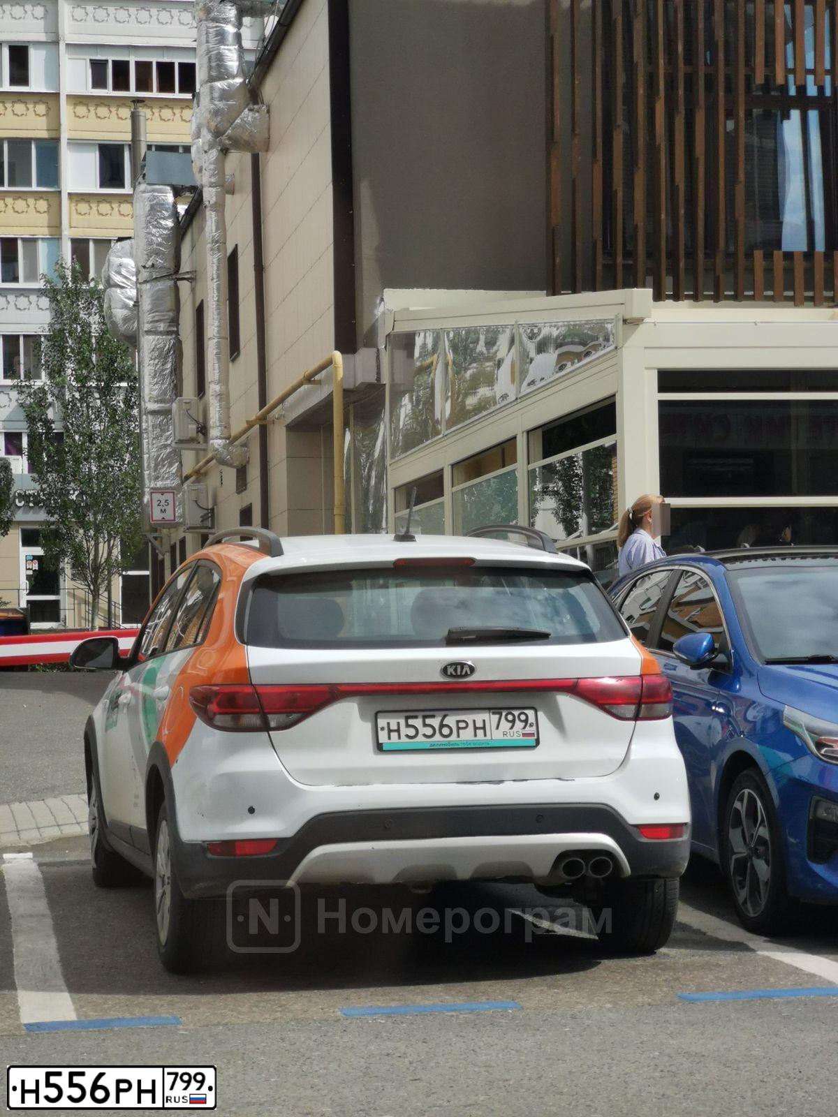 Фото автомобиля KIA RIO, 2019 — госномер Н556РН799. Цвет: Белый