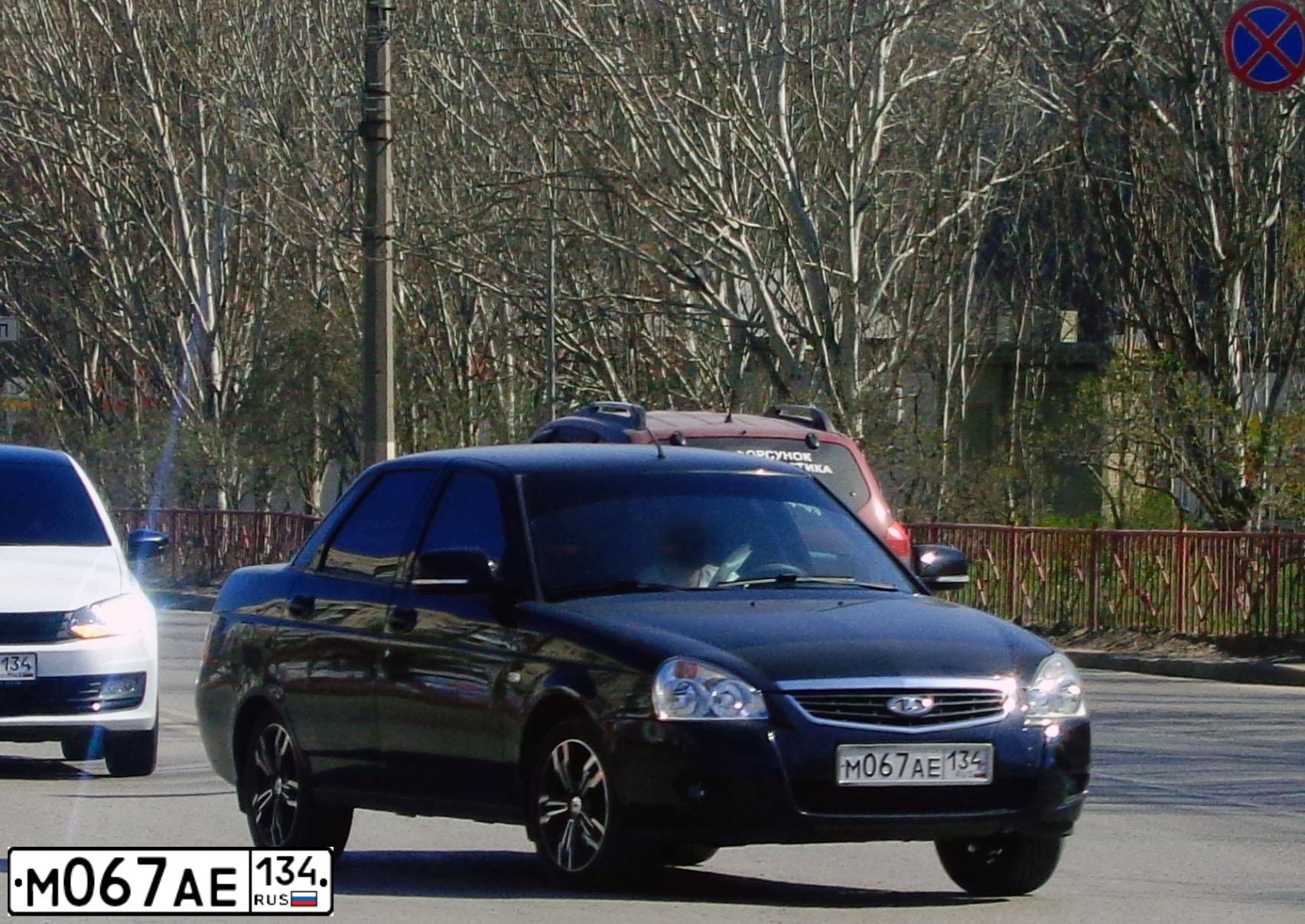 Фото автомобиля LADA 2170 PRIORA, 2013 — госномер М067АЕ134. Цвет: Сине-Черный