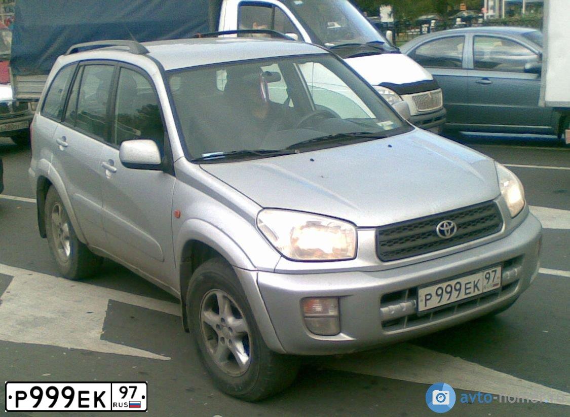 Фото автомобиля TOYOTA RAV4, 2001 — госномер Р999ЕК97. Цвет: СЕРЫЙ