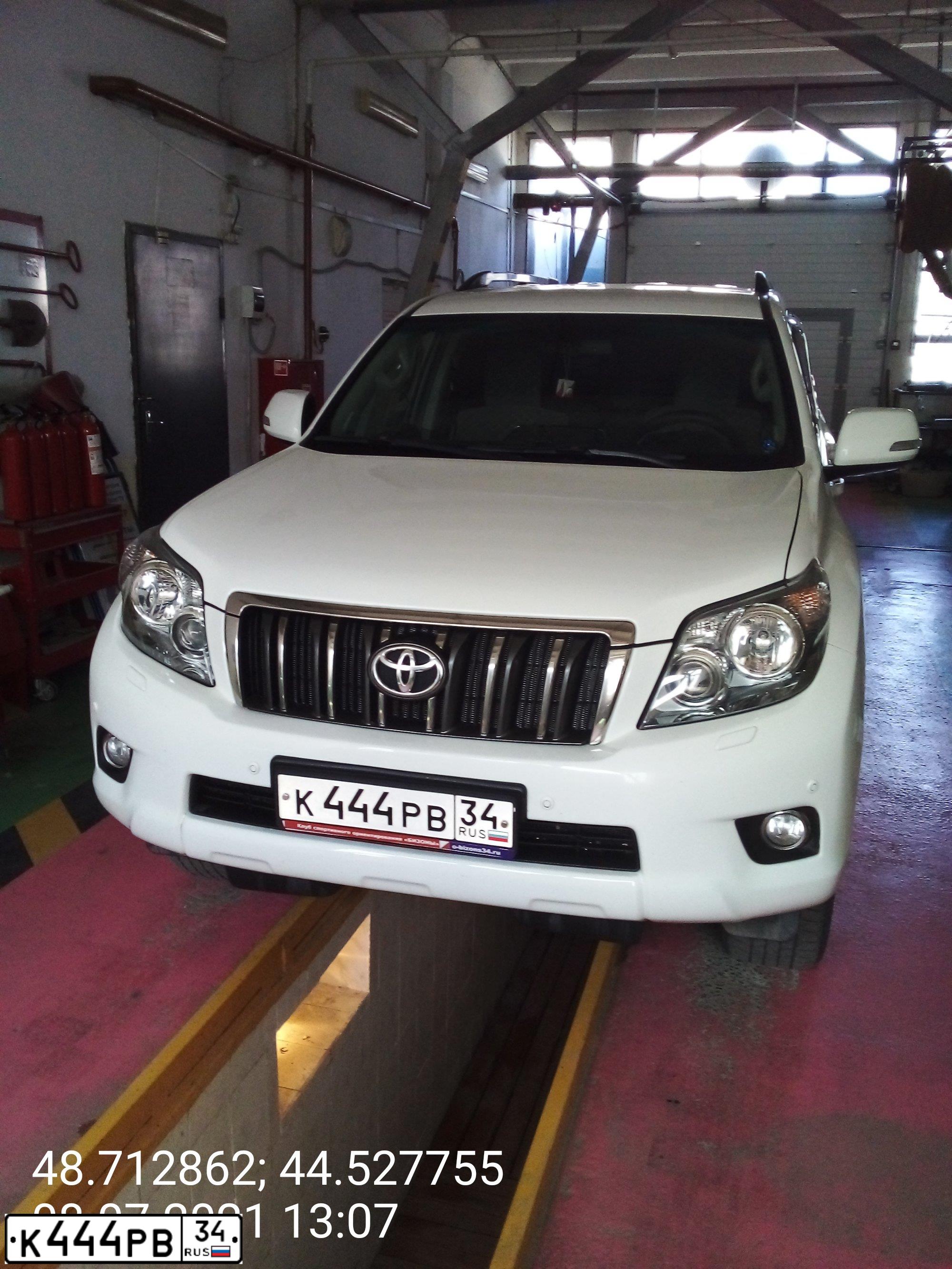 Фото автомобиля TOYOTA LANDCRUISER, 2011 — госномер С628РТ34. Цвет: Белый