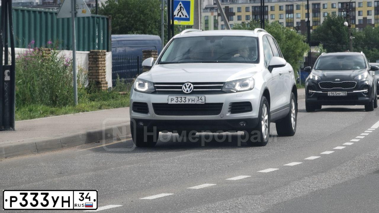 Фото автомобиля VOLKSWAGEN TOUAREG, 2010 — госномер В712КЕ550. Цвет: СЕРЫЙ СВЕТЛЫЙ