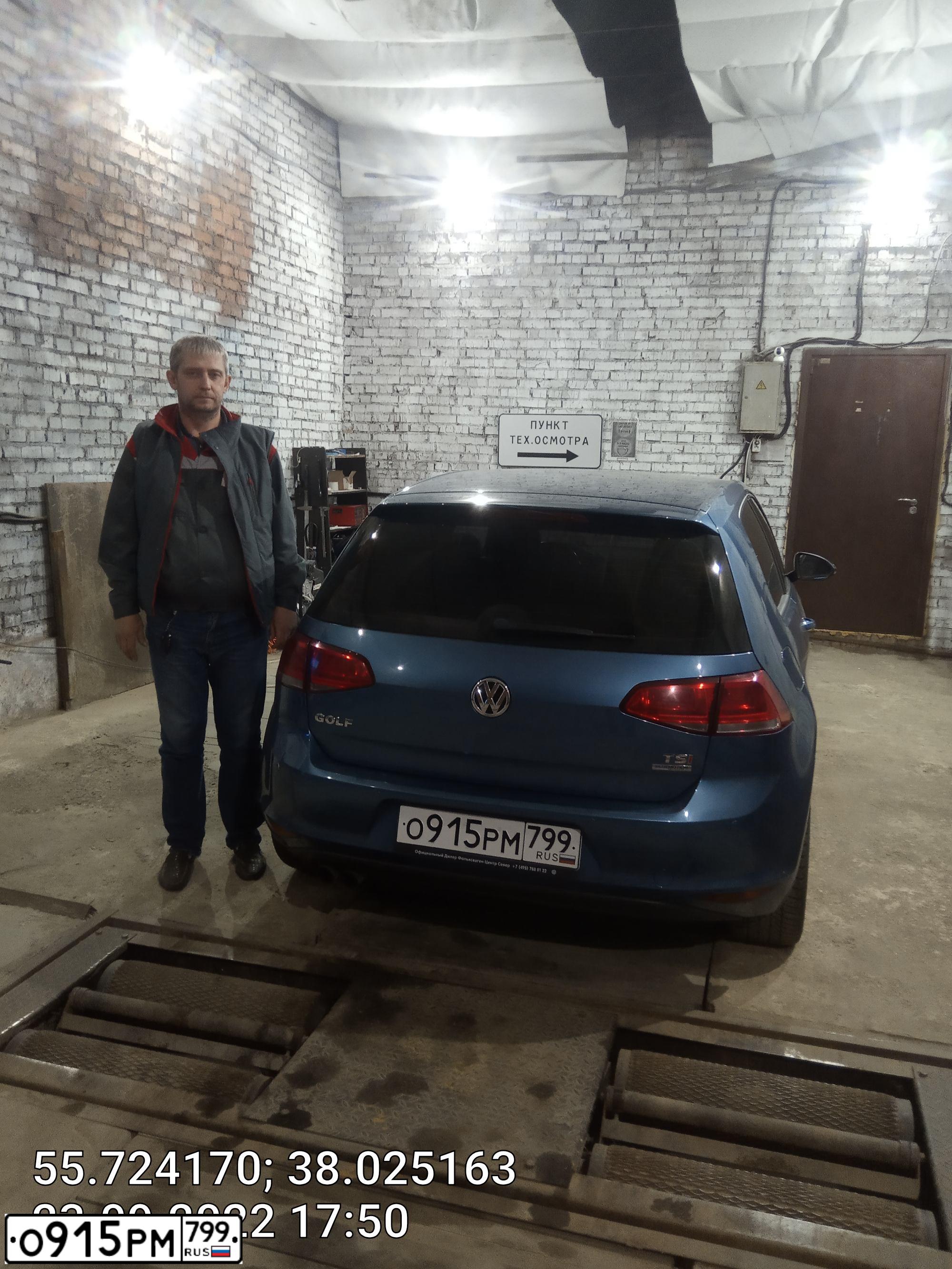 Фото автомобиля VOLKSWAGEN GOLF, 2013 — госномер У120ВА550. Цвет: голубой