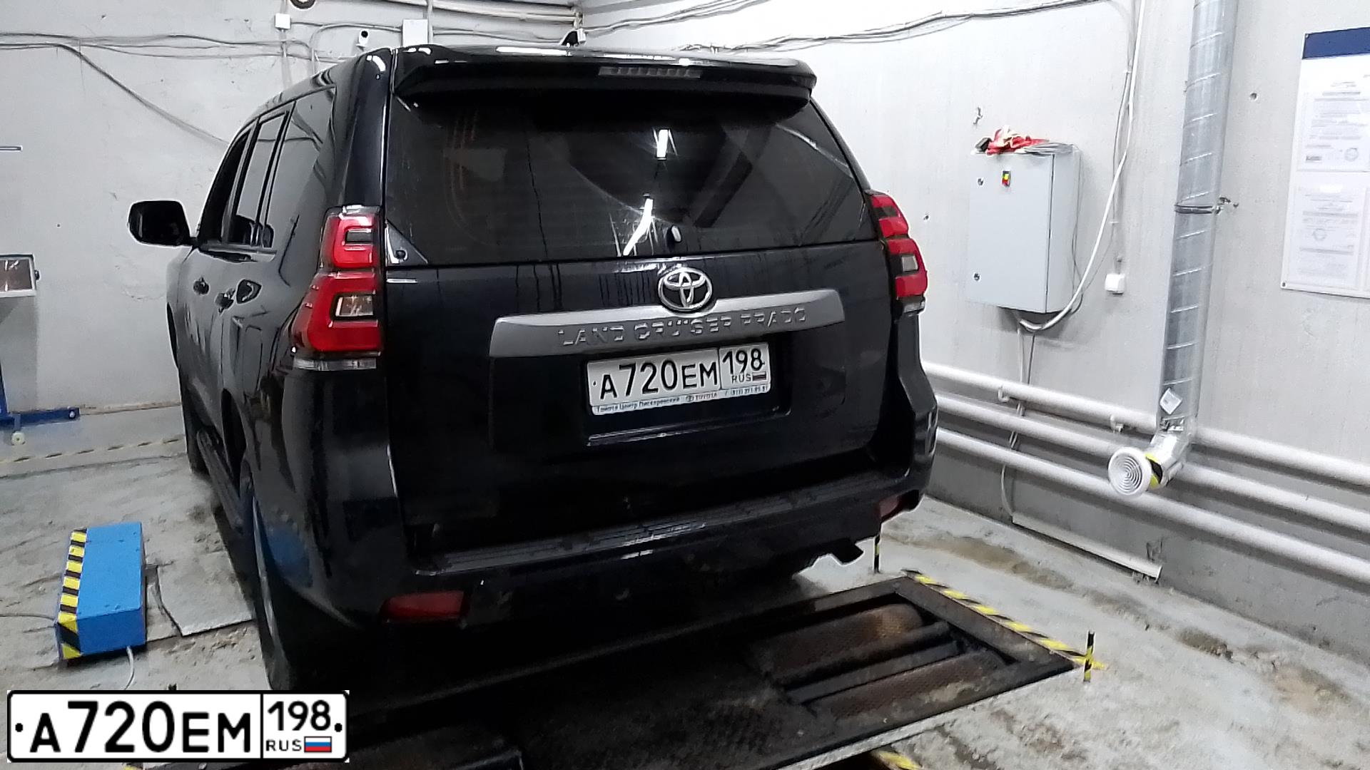 Фото автомобиля TOYOTA LANDCRUISER, 2018 — госномер А720ЕМ198. Цвет: ЧЕРНЫЙ