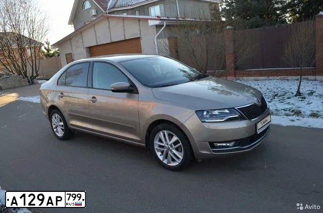 Фото автомобиля SKODA RAPID, 2017 — госномер А129АР799. Цвет: БЕЖЕВЫЙ
