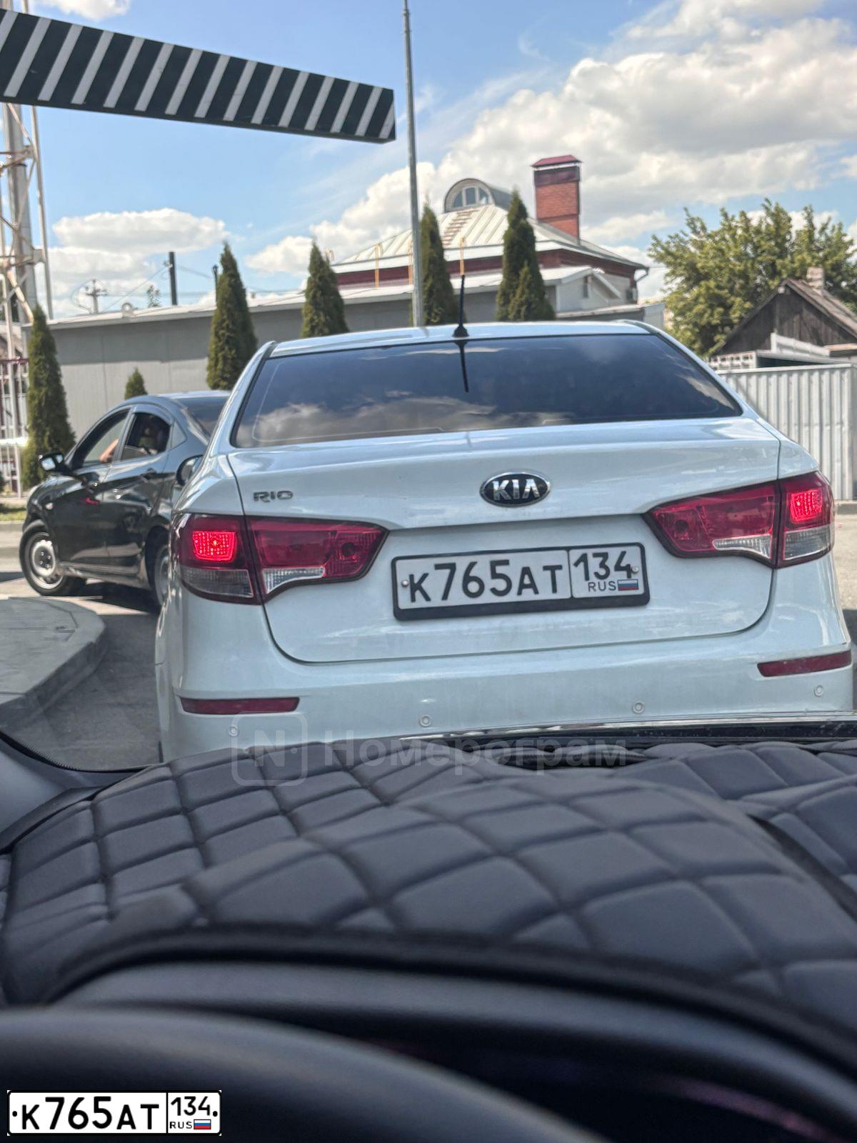 Фото автомобиля KIA RIO, 2015 — госномер К765АТ134. Цвет: Белый