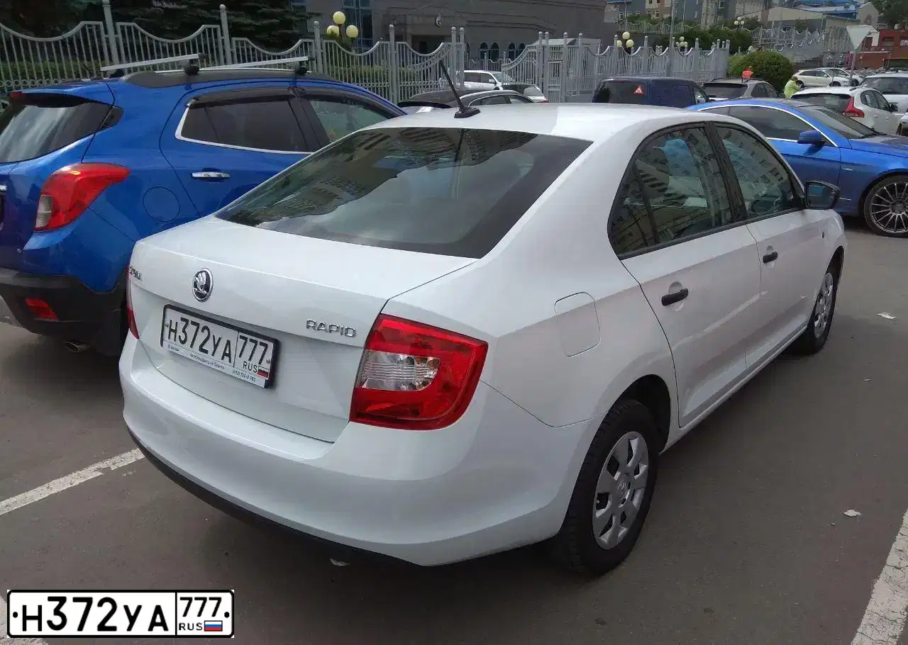 Фото автомобиля SKODA RAPID, 2016 — госномер М328ТС161. Цвет: Белый