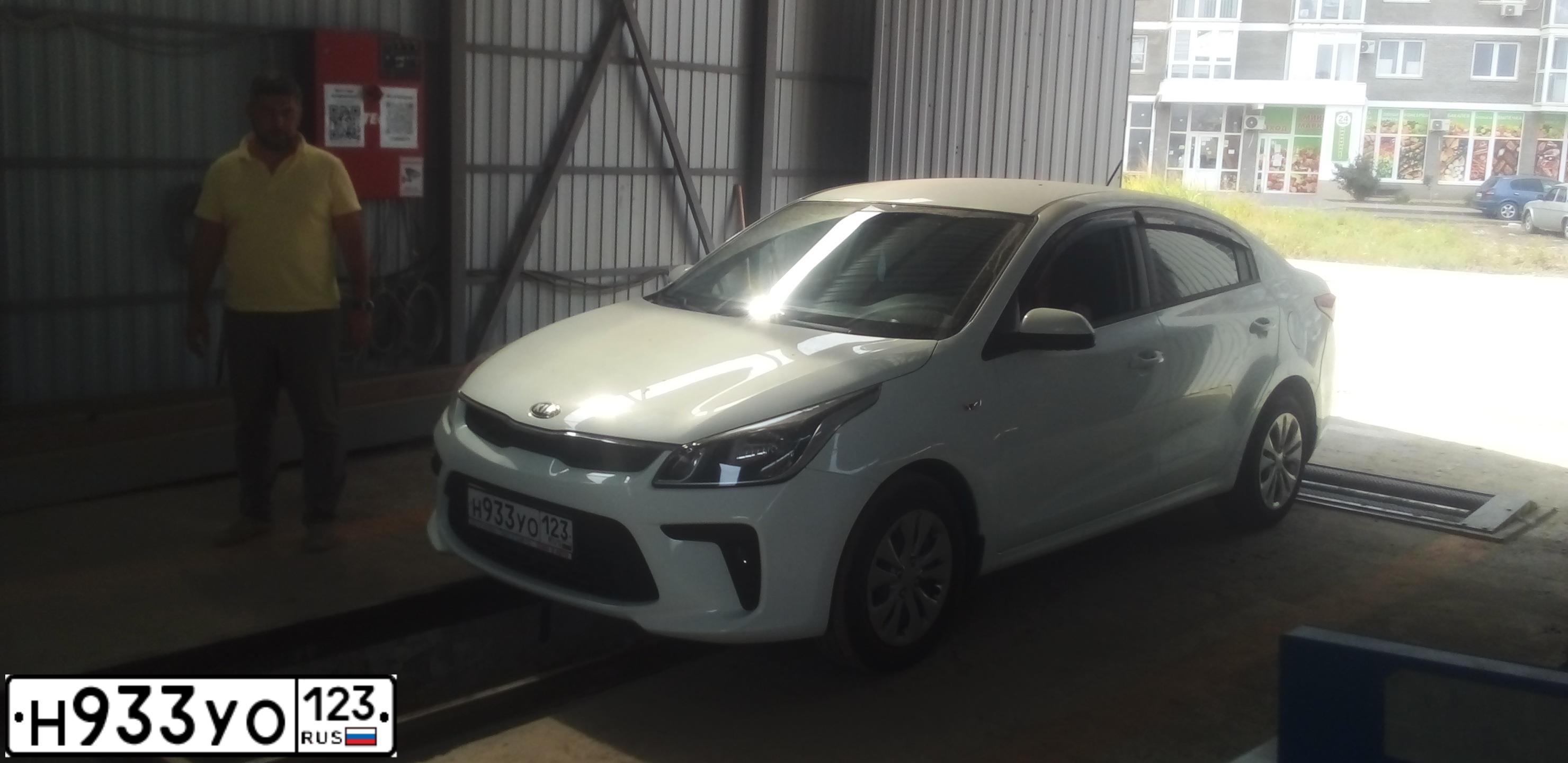 Фото автомобиля KIA RIO, 2018 — госномер Н933УО123. Цвет: Белый