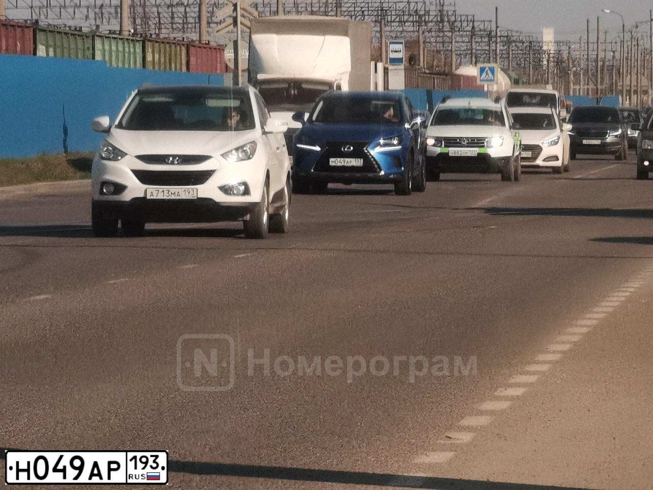 Фото автомобиля VOLKSWAGEN TIGUAN, 2014 — госномер С727ХС161. Цвет: Серебристо-Желтый