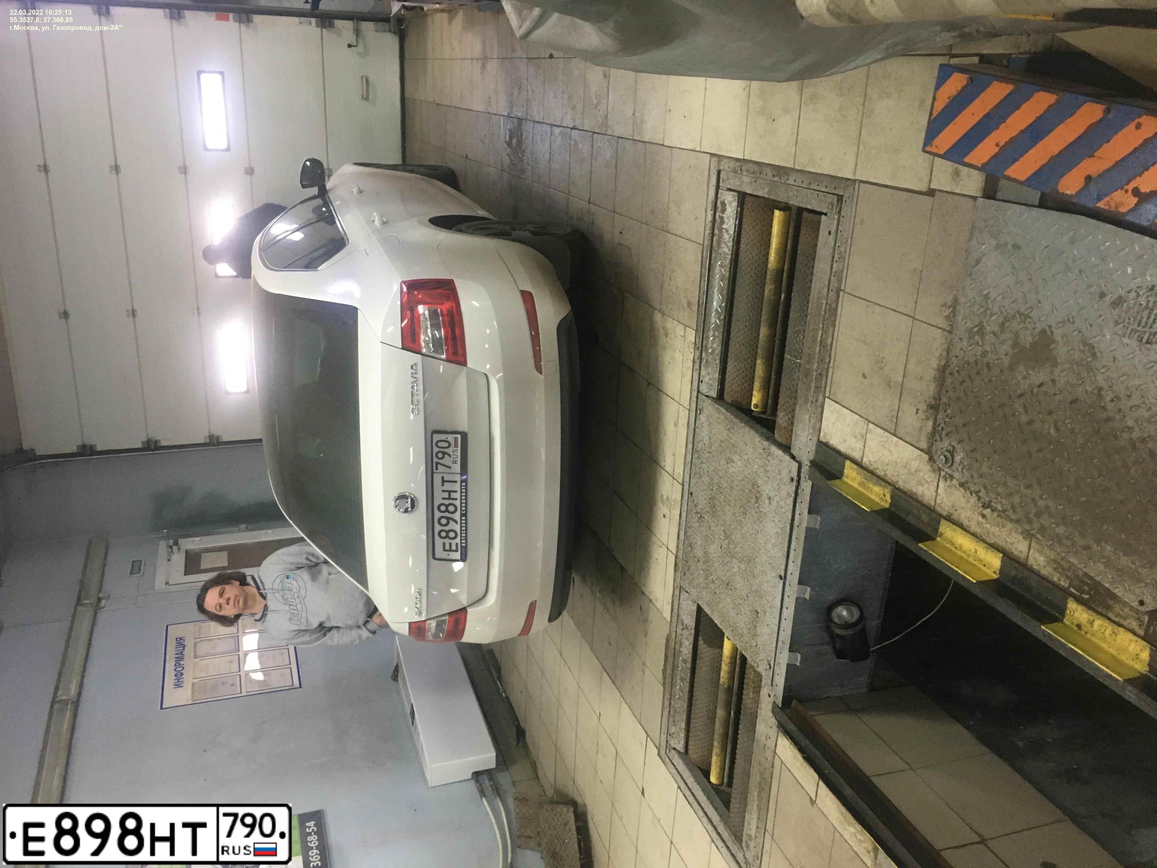 Фото автомобиля SKODA OCTAVIA, 2015 — госномер Е898НТ790. Цвет: Белый