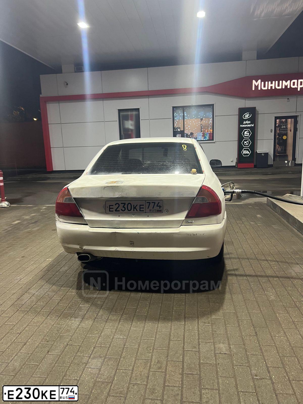Фото автомобиля МИЦУБИСИ ЛАНСЕР, 1999 — госномер Е230КЕ774. Цвет: Белый