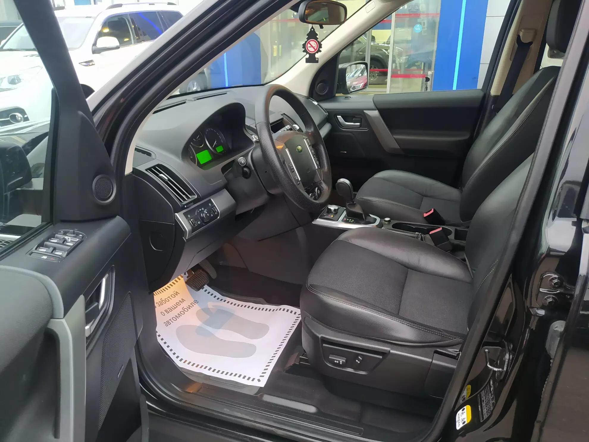 Фото автомобиля LANDROVER FREELANDER, 2010 — госномер К724ВО190. Цвет: ЧЕРНЫЙ
