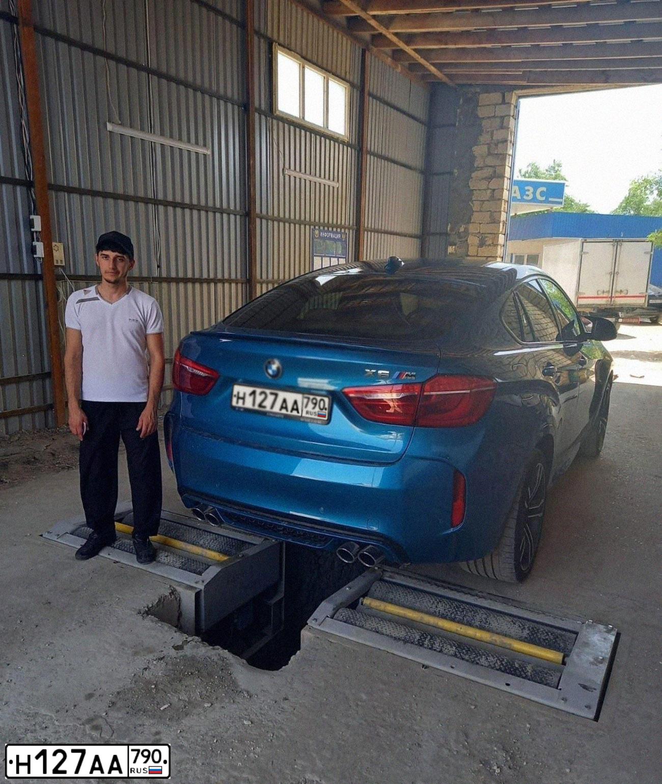 Фото автомобиля BMW X6, 2010 — госномер Н127АА790. Цвет: СИНИЙ