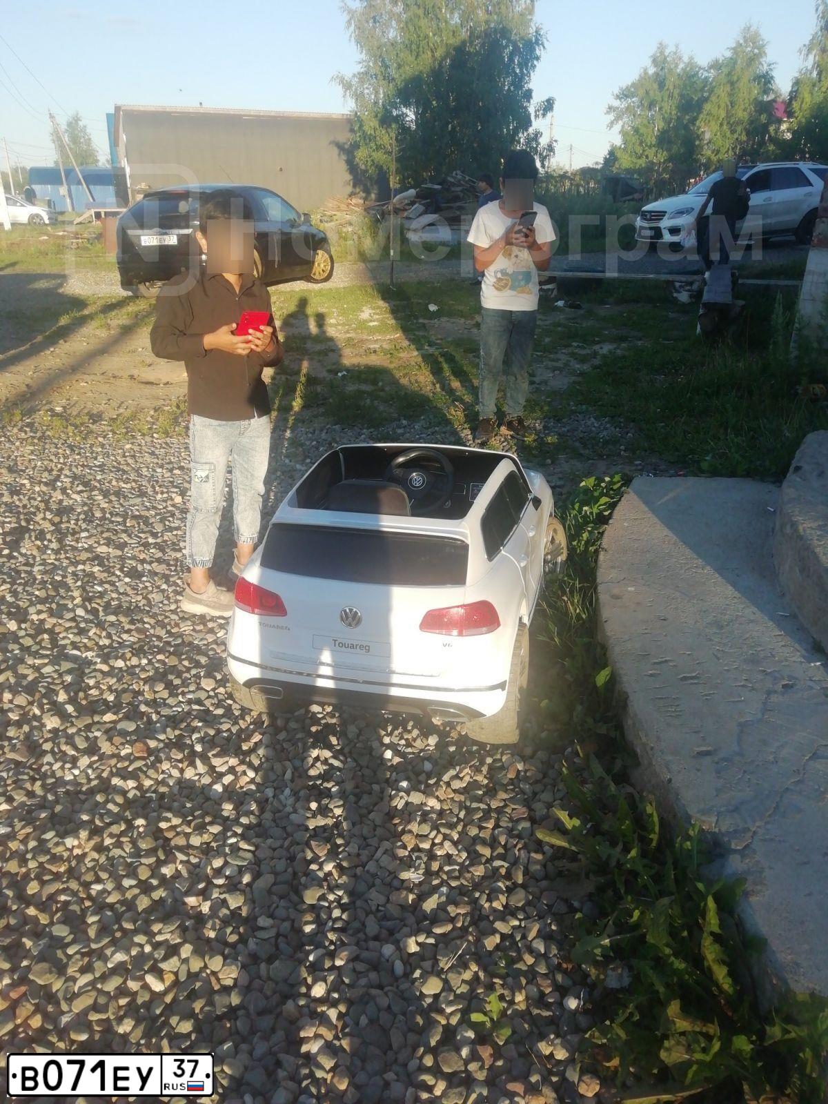 Фото автомобиля FORD FOCUS, 2008 — госномер В209ТО37. Цвет: ЧЕРНЫЙ