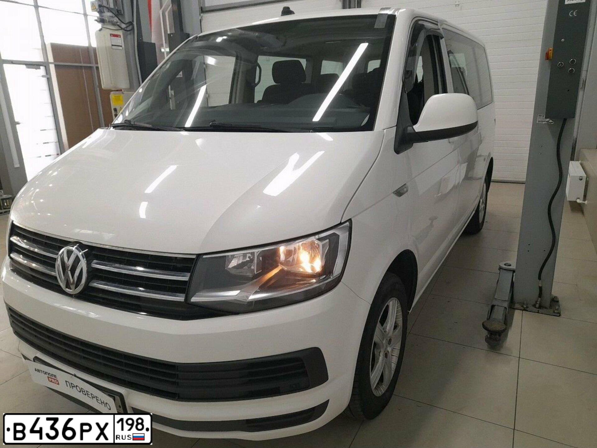 Фото автомобиля VOLKSWAGEN CARAVELLE, 2019 — госномер Н812ТР198. Цвет: Белый