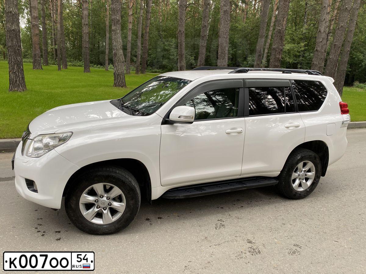Фото автомобиля TOYOTA LANDCRUISER, 2010 — госномер К007ОО54. Цвет: Белый