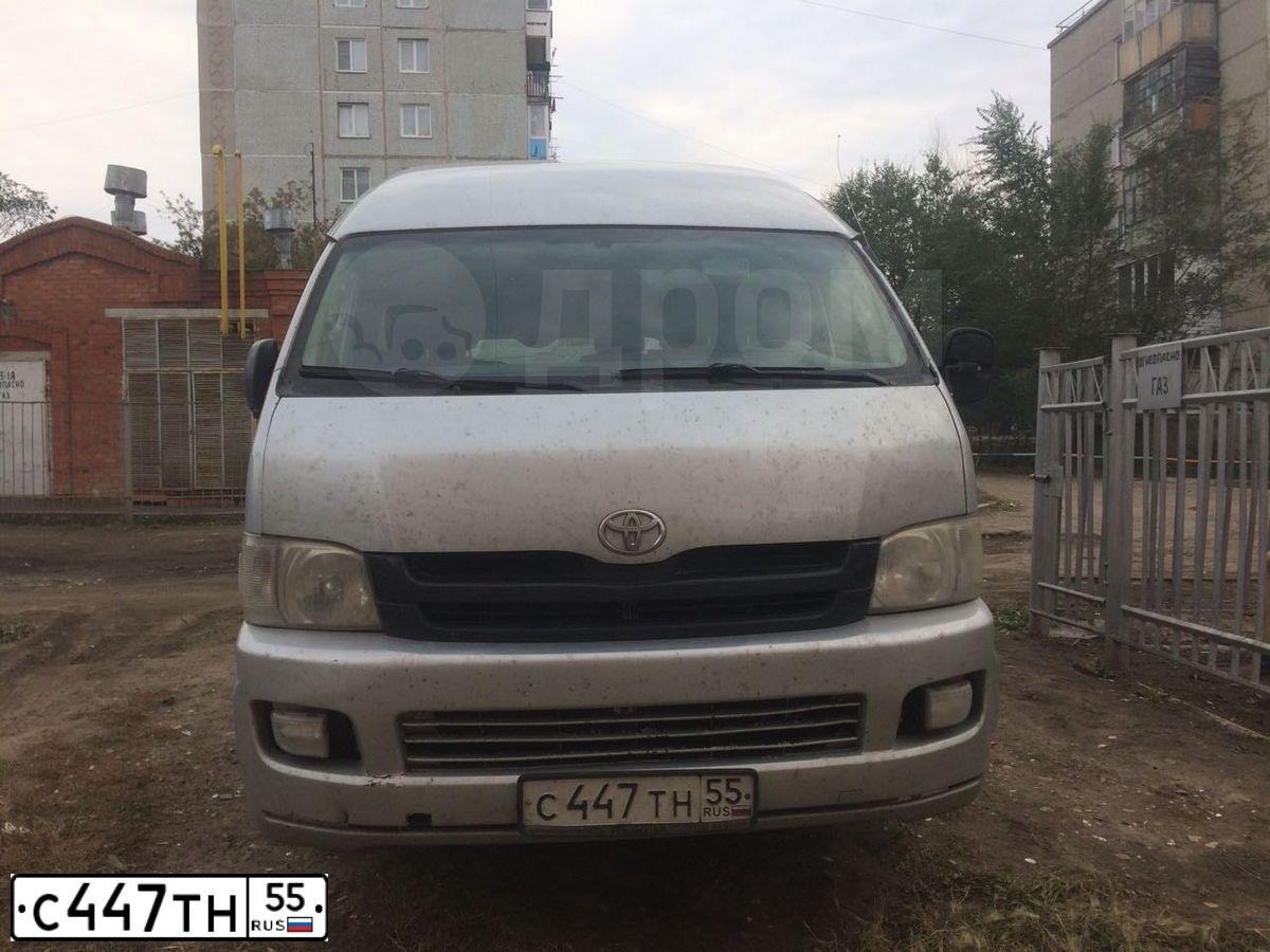 Фото автомобиля TOYOTA HIACE, 2008 — госномер С447ТН55. Цвет: СВЕТЛО-СЕРЕБРИСТЫЙ