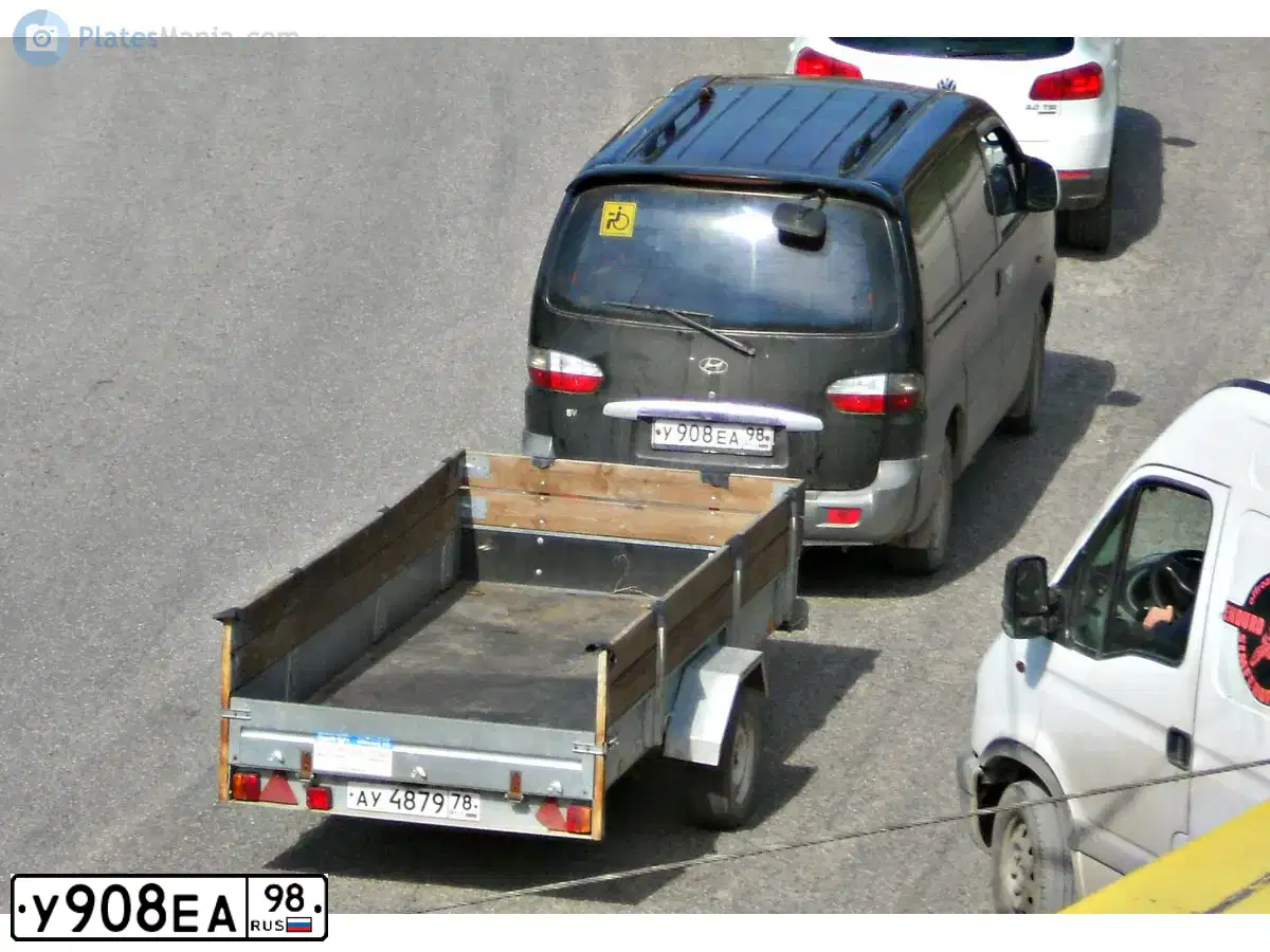 Фото автомобиля HYUNDAI H 1/H 100/STAREX, 2004 — госномер У908ЕА98. Цвет: ЧЕРНЫЙ