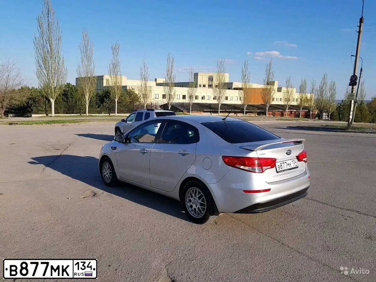 Фото автомобиля KIA RIO, 2015 — госномер Н656АН134. Цвет: серебристый
