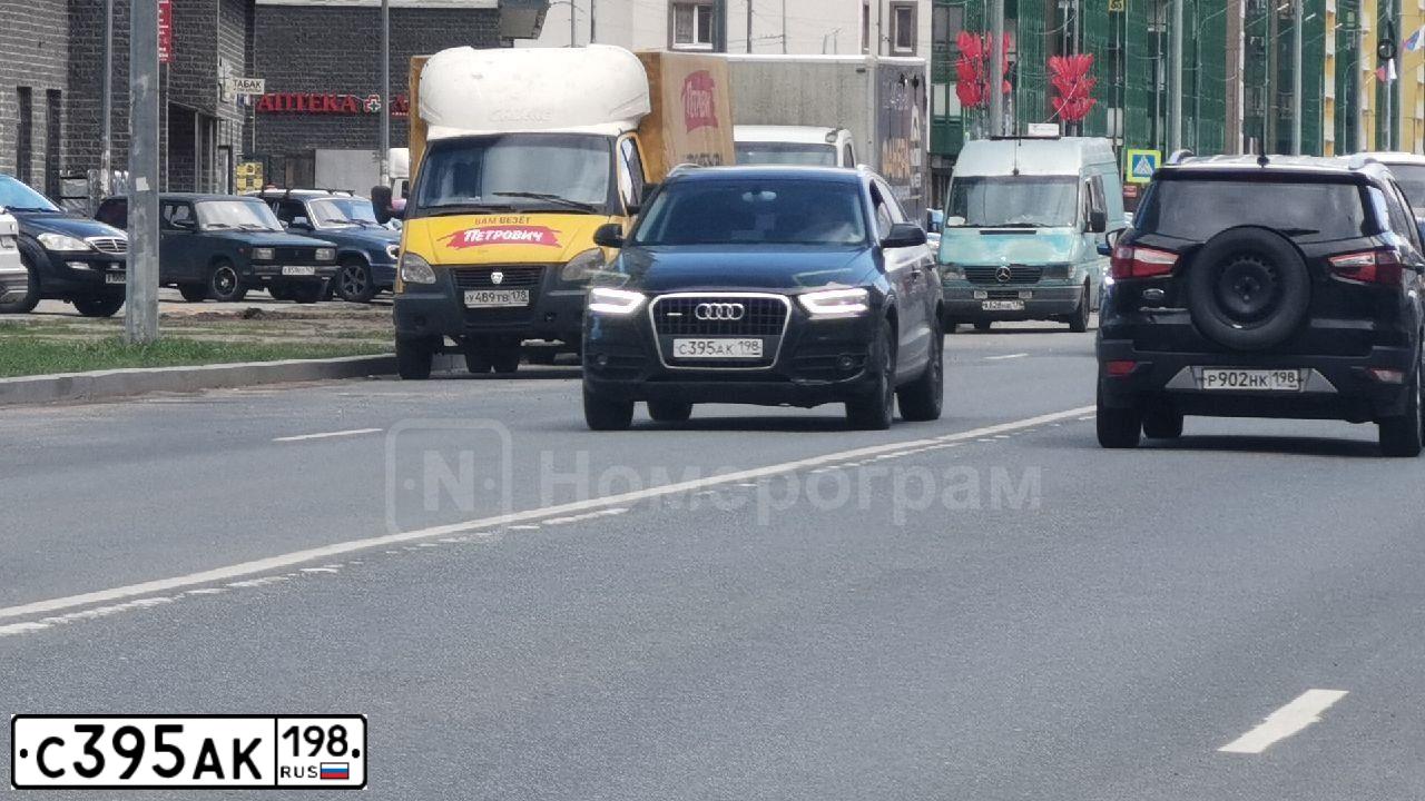 Фото автомобиля AUDI Q3, 2013 — госномер С395АК198. Цвет: ЧЕРНЫЙ