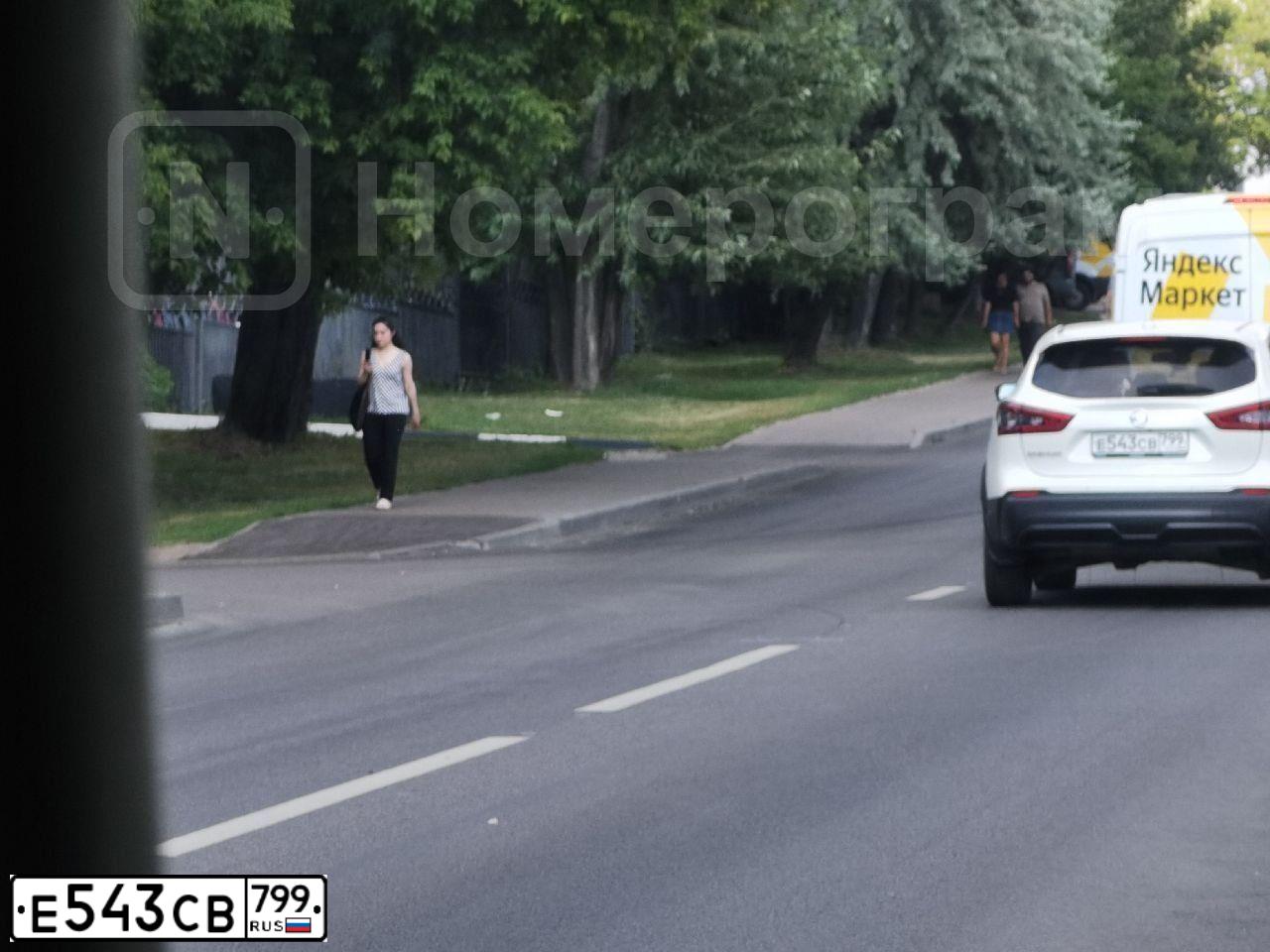 Фото автомобиля NISSAN QASHQAI, 2019 — госномер Е543СВ799. Цвет: БЕЛЫЙ