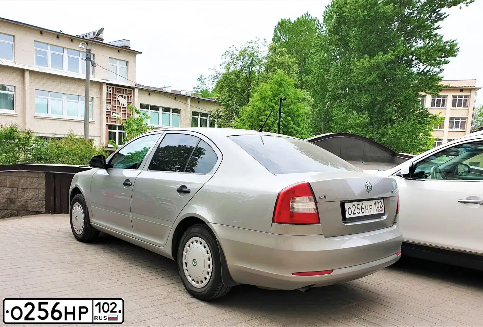 Фото автомобиля SKODA OCTAVIA, 2013 — госномер О256НР102. Цвет: БЕЖЕВЫЙ