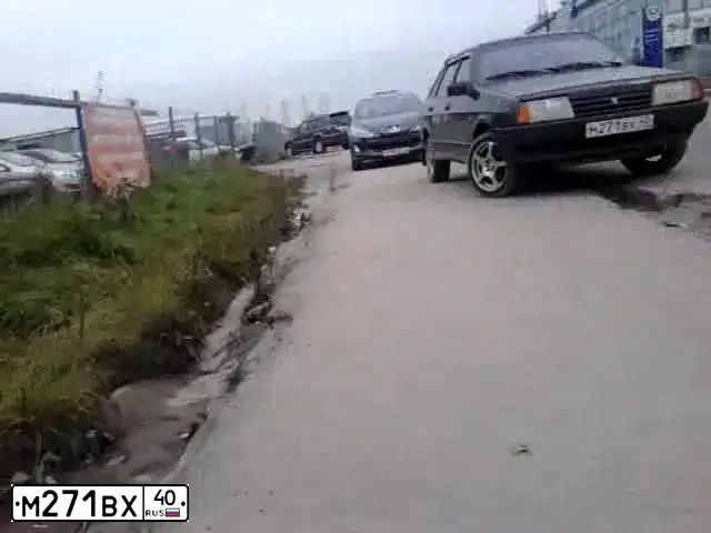 Фото автомобиля LADA 2109 SAMARA, 2002 — госномер Е735НА40. Цвет: Темно-зеленый