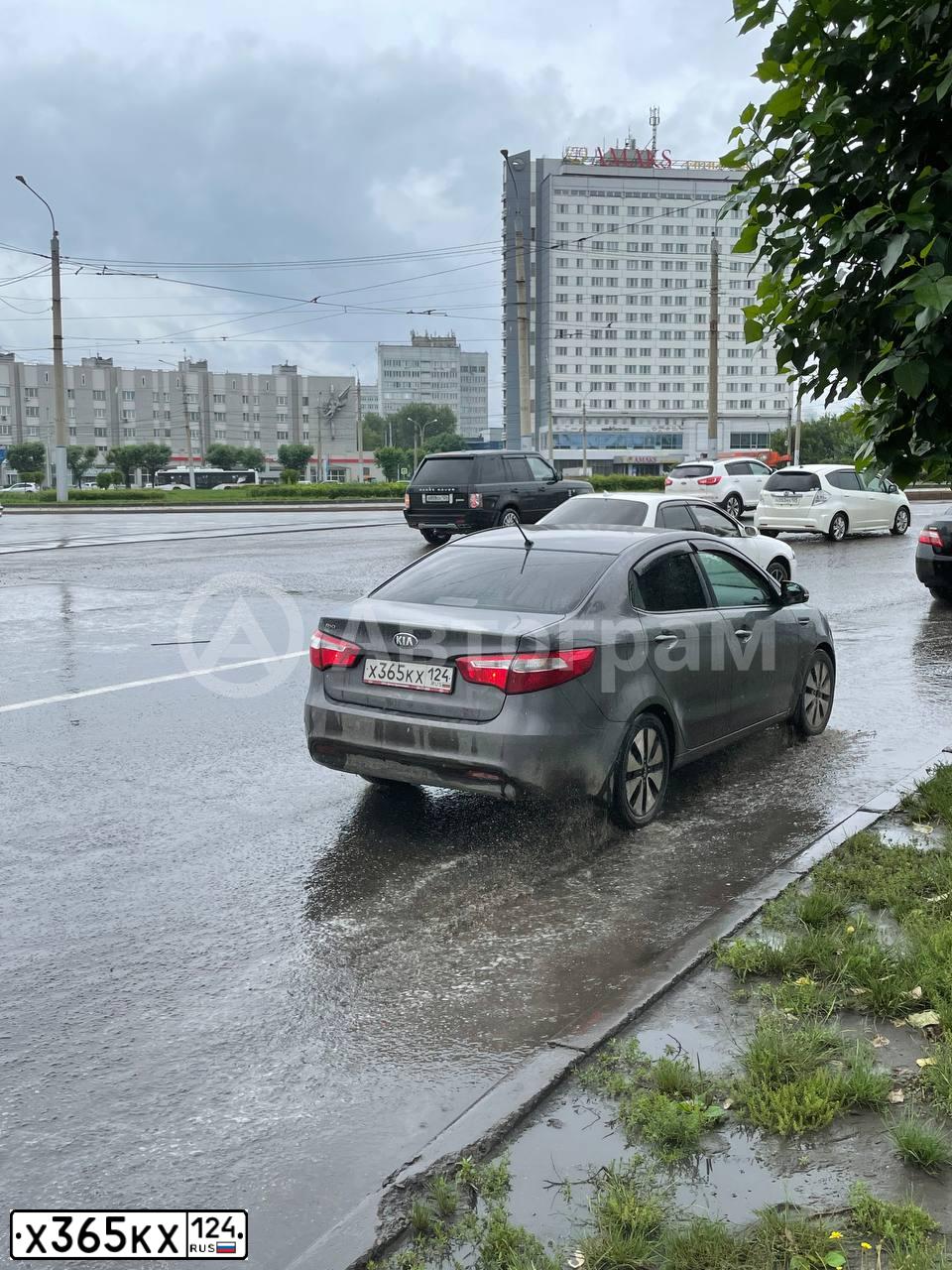 Фото автомобиля KIA RIO, 2013 — госномер В184СХ124. Цвет: СЕРЫЙ