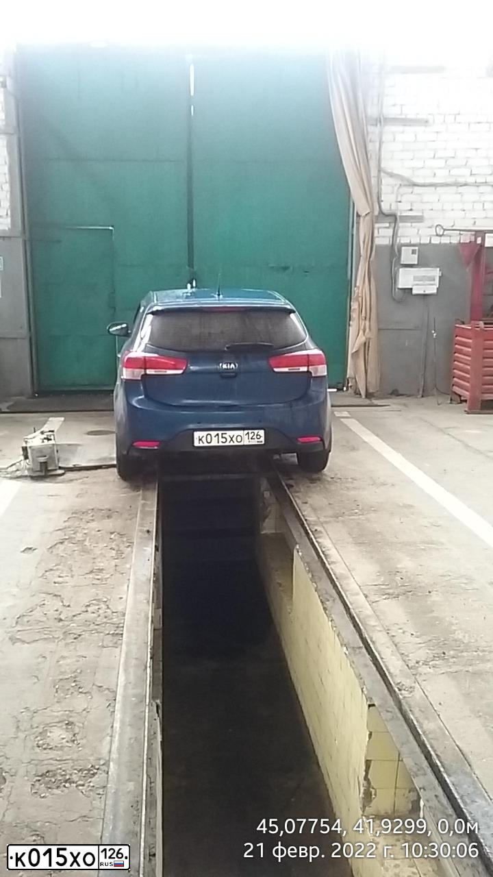 Фото автомобиля KIA RIO, 2016 — госномер К600ОТ26. Цвет: синий