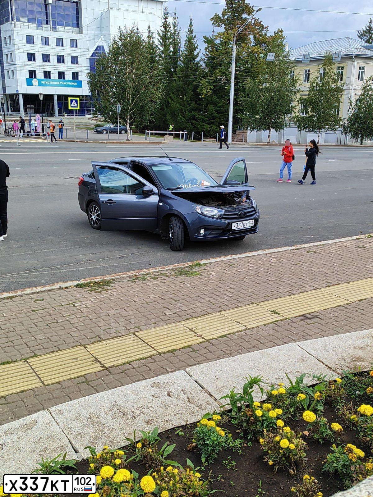 Фото автомобиля LADA 2191 GRANTA, 2018 — госномер Х337КТ102. Цвет: серебристо-темно-серый