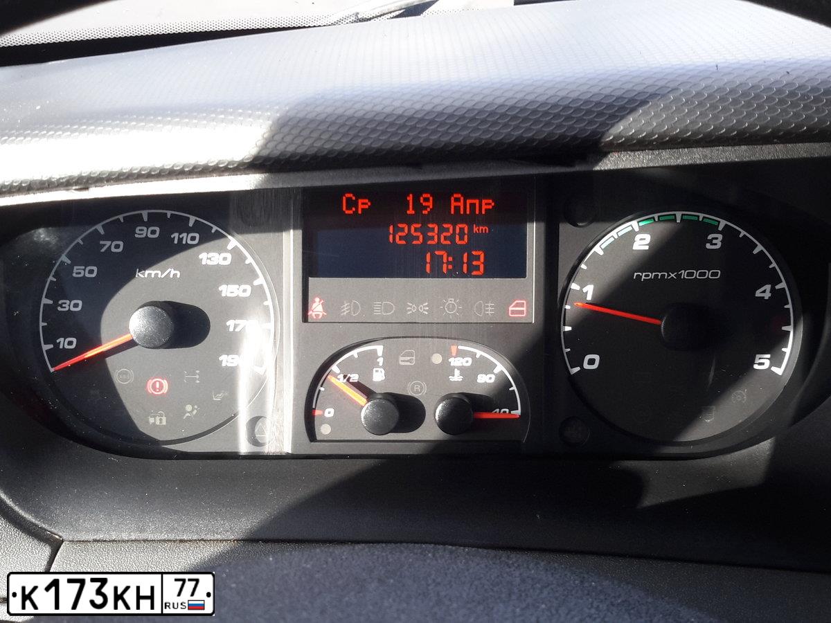 Фото автомобиля IVECO DAILY, 2013 — госномер Р492ЕС198. Цвет: Белый