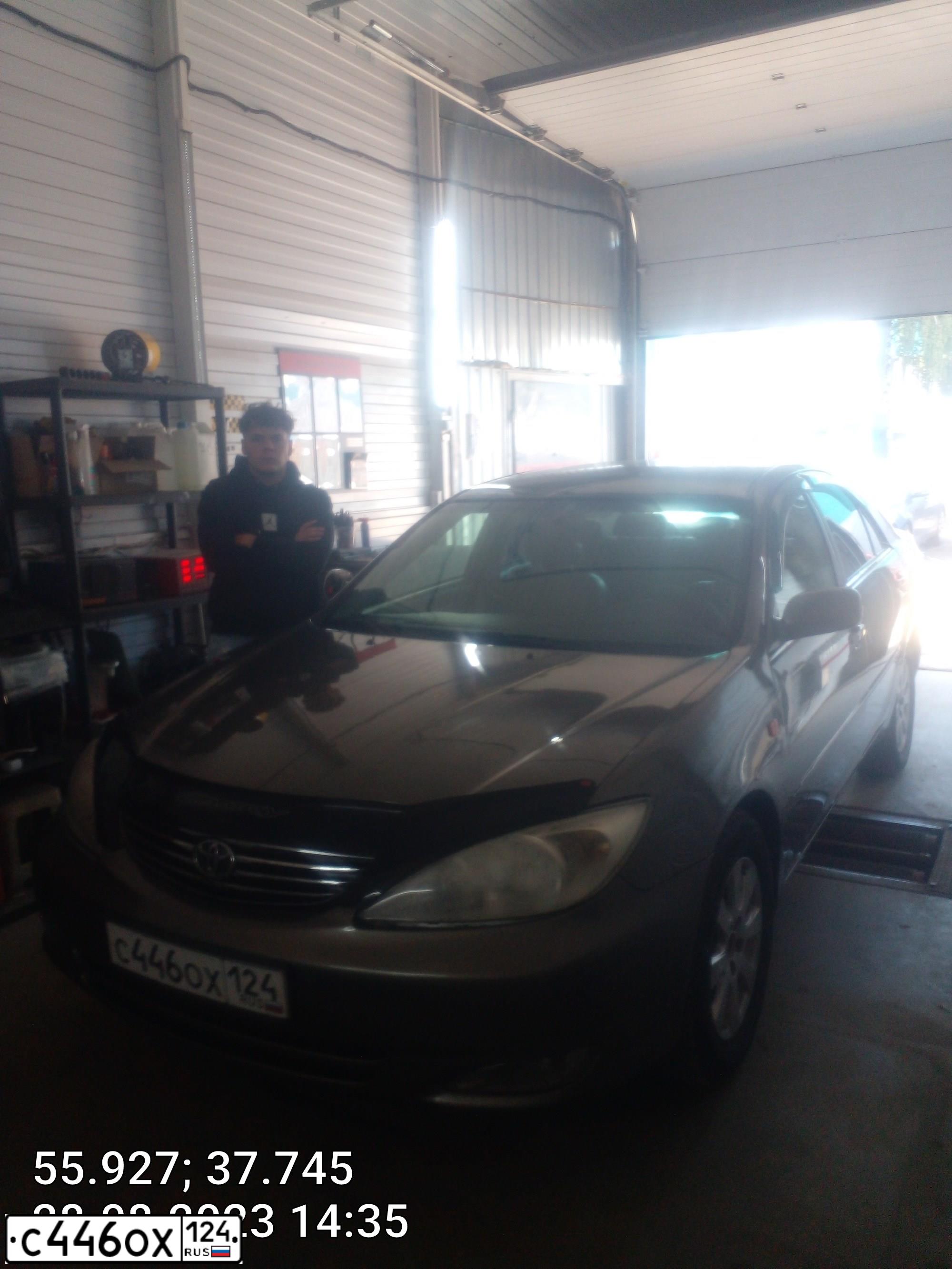 Фото автомобиля TOYOTA CAMRY, 2004 — госномер С446ОХ124. Цвет: СЕРЫЙ