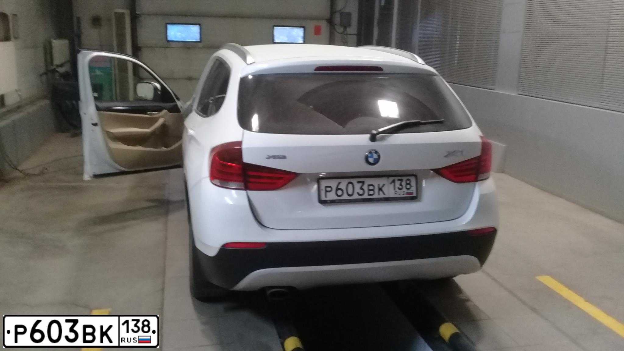 Фото автомобиля BMW X1, 2009 — госномер Р603ВК138. Цвет: Белый