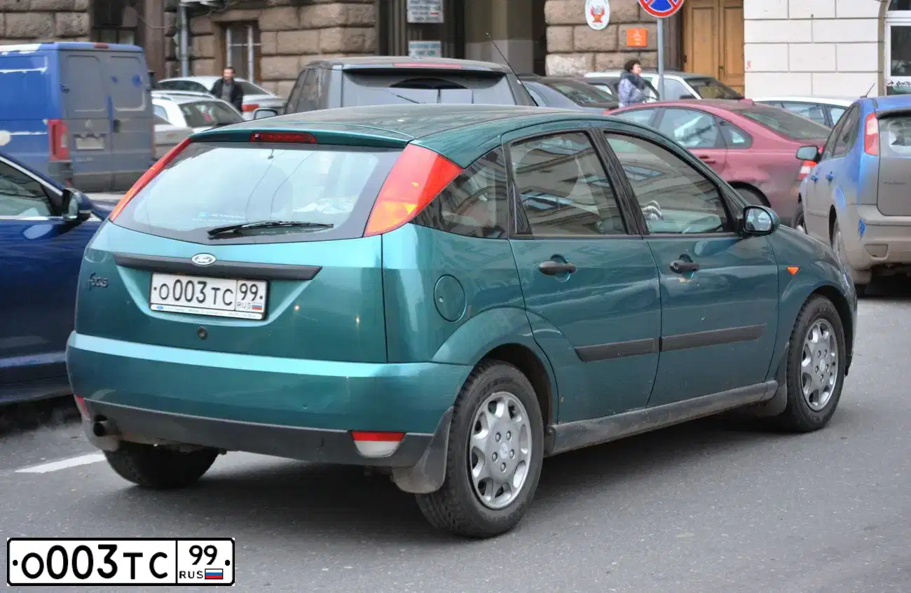 Фото автомобиля FORD FOCUS, 2001 — госномер О003ТС99. Цвет: ЗЕЛЕНЫЙ