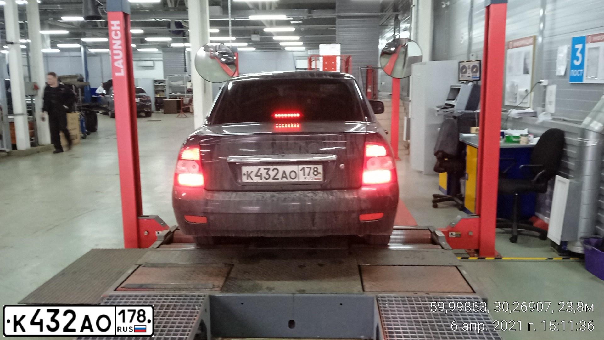 Фото автомобиля LADA 2170 PRIORA, 2011 — госномер Е083ОК51. Цвет: Сине-Черный
