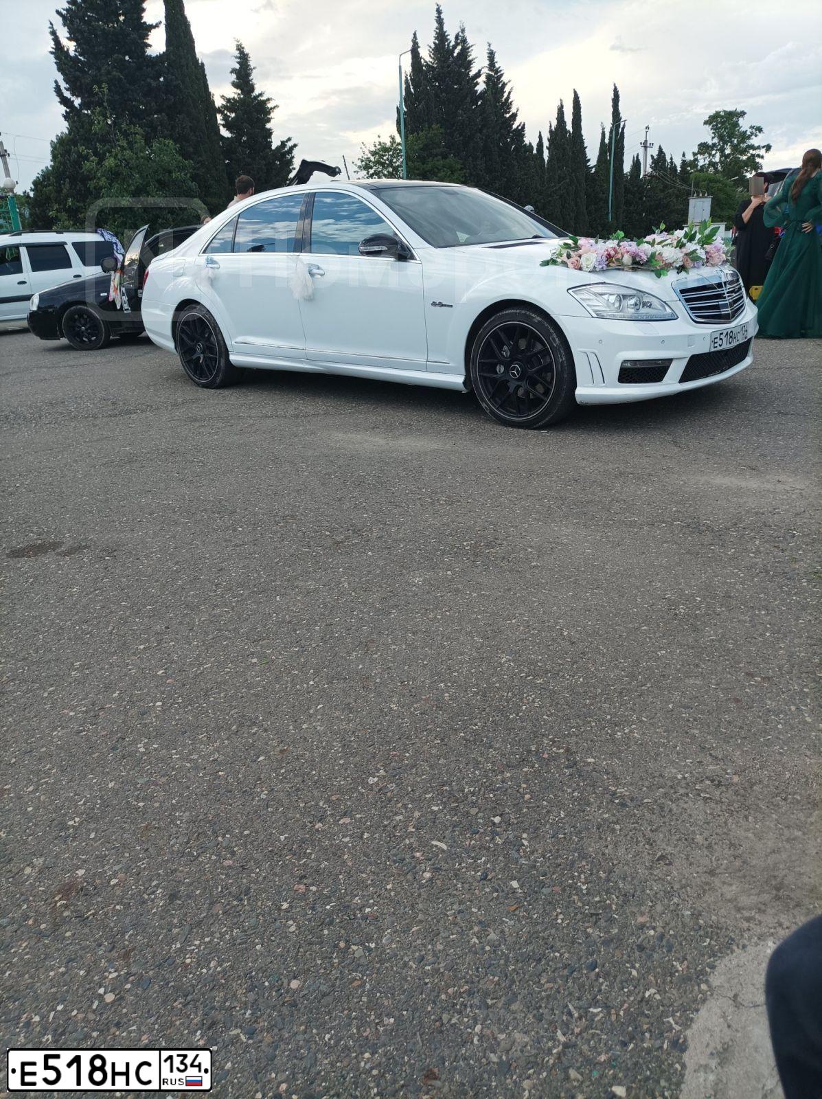 Фото автомобиля MERCEDES S-KLASSE, 2006 — госномер Е518НС134. Цвет: БЕЛЫЙ ПЕРЛАМУТРОВЫЙ