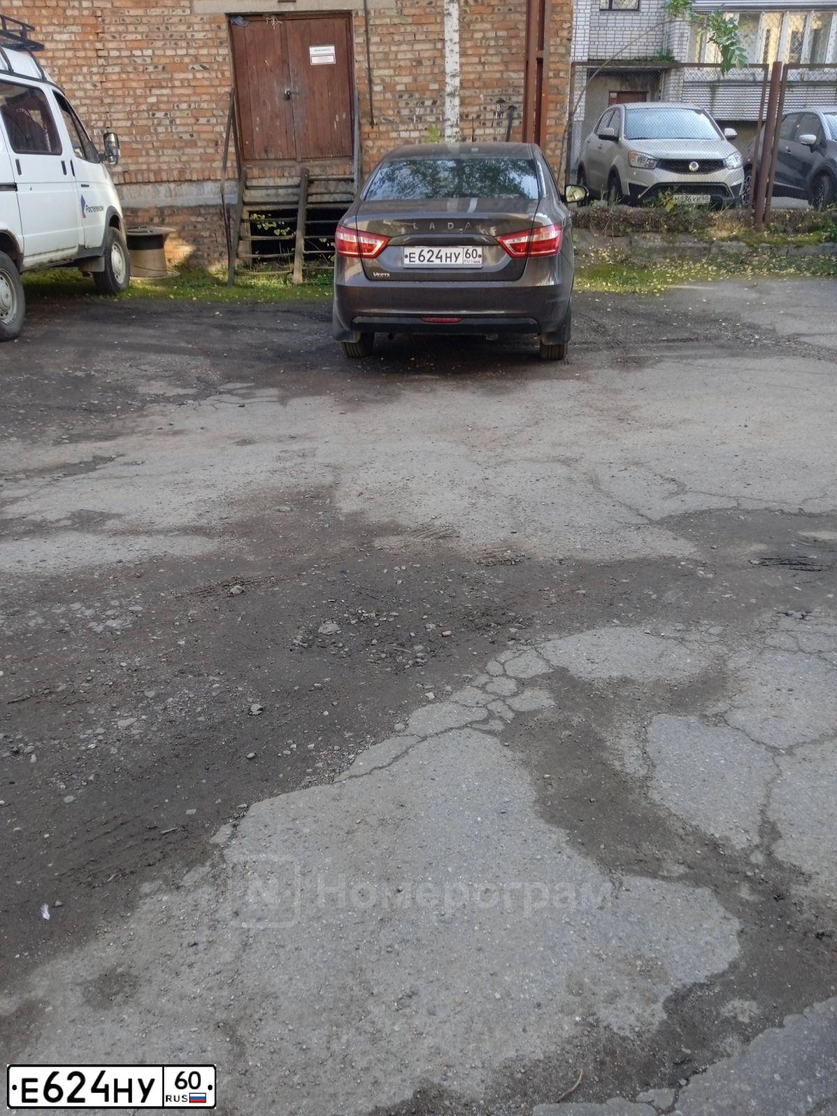 Фото автомобиля LADA VESTA, 2019 — госномер Е624НУ60. Цвет: Коричневый