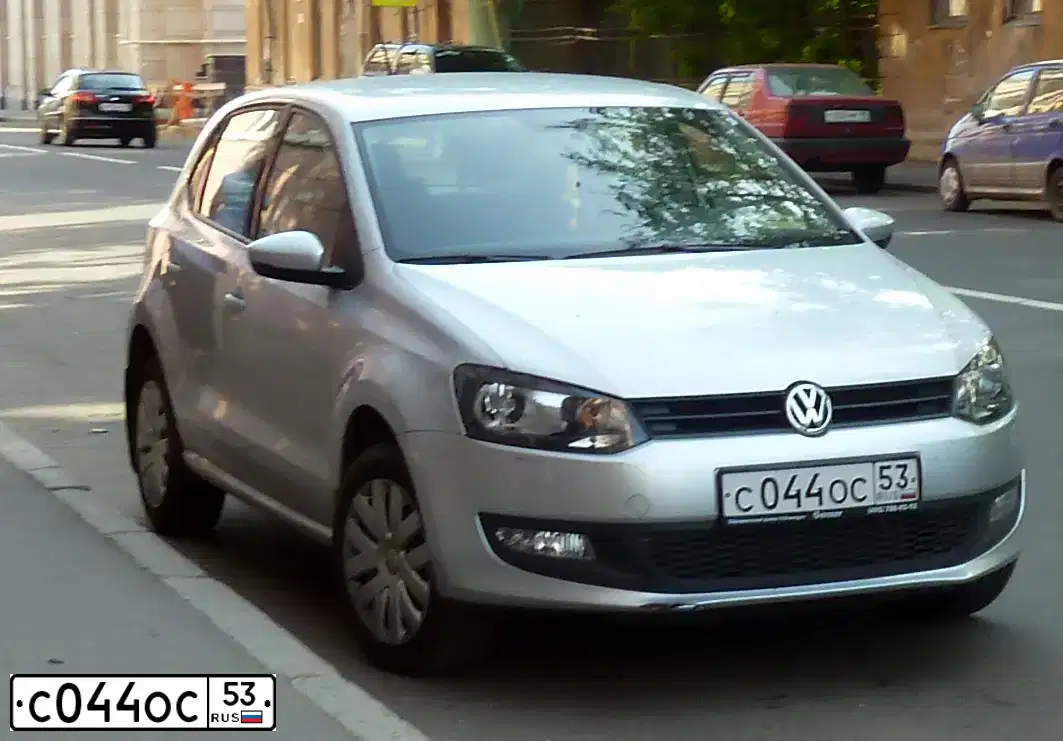 Фото автомобиля VOLKSWAGEN POLO, 2011 — госномер С044ОС53. Цвет: СЕРЕБРИСТЫЙ МЕТАЛЛИК