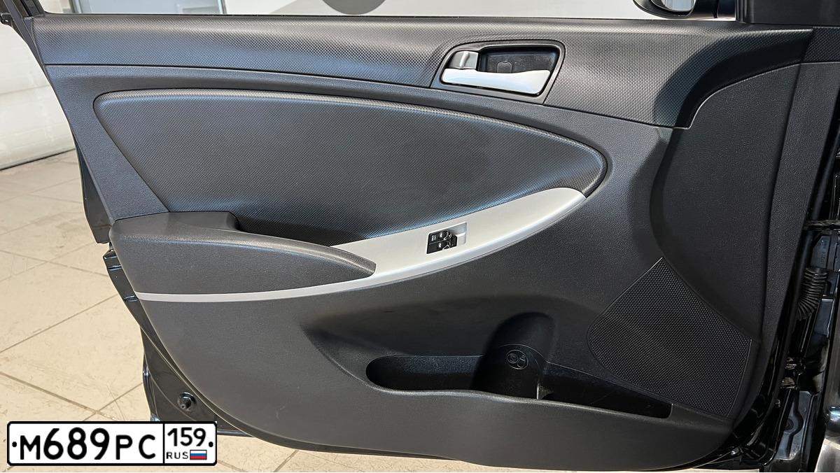 Фото автомобиля HYUNDAI SOLARIS, 2013. Цвет: ЧЕРНЫЙ
