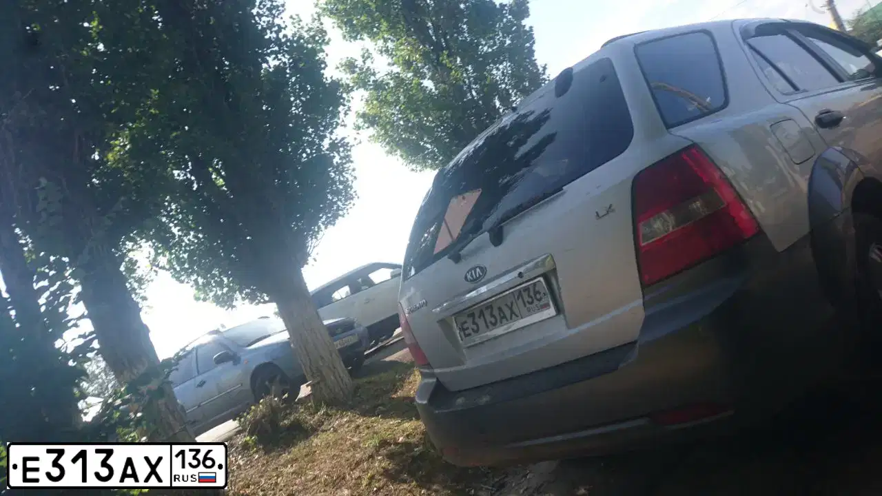 Фото автомобиля KIA SORENTO, 2007 — госномер Е313АХ136. Цвет: Серебристый