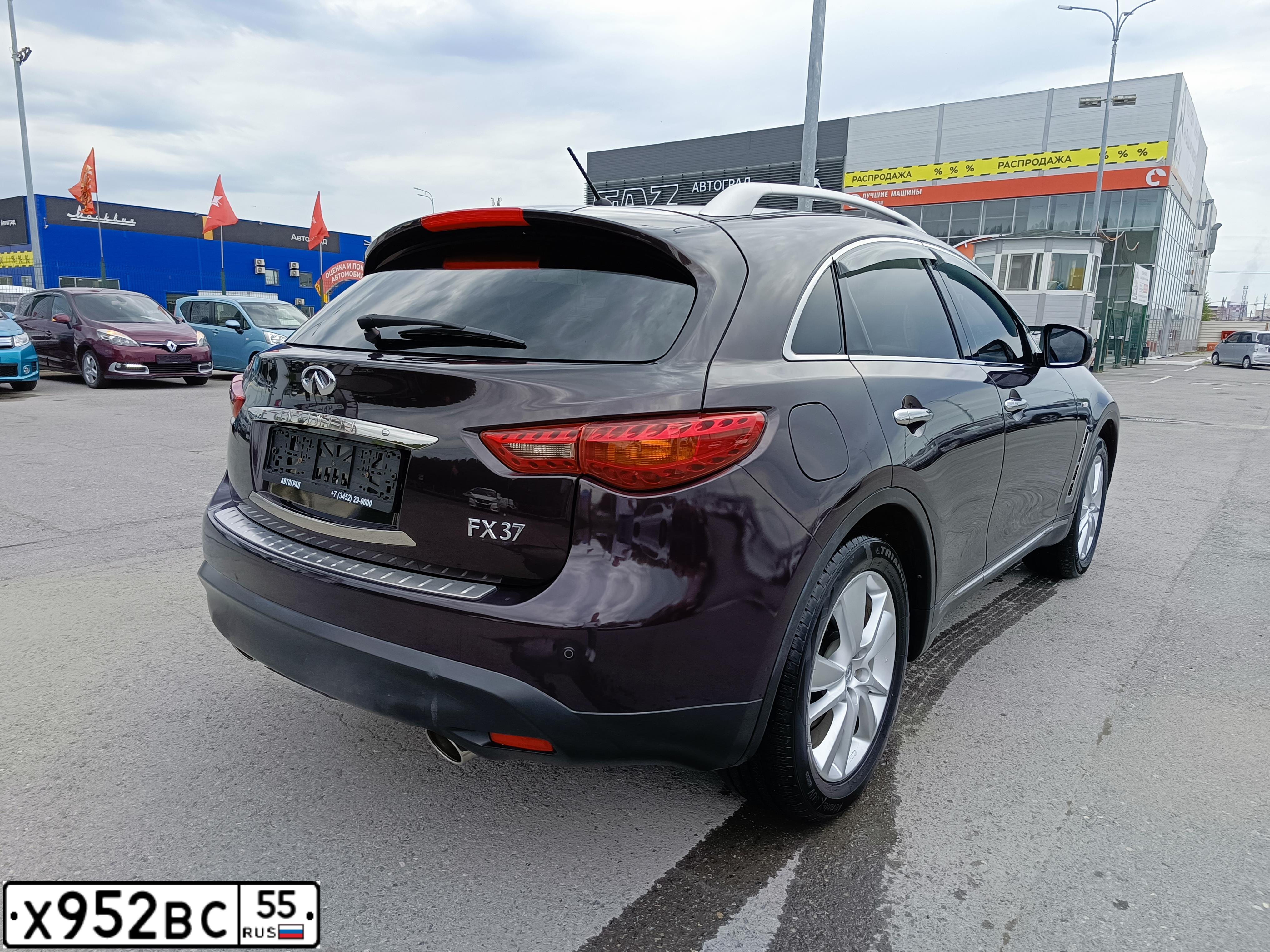 Фото автомобиля INFINITI QX70 /FX/, 2013 — госномер Х952ВС55. Цвет: Коричневый