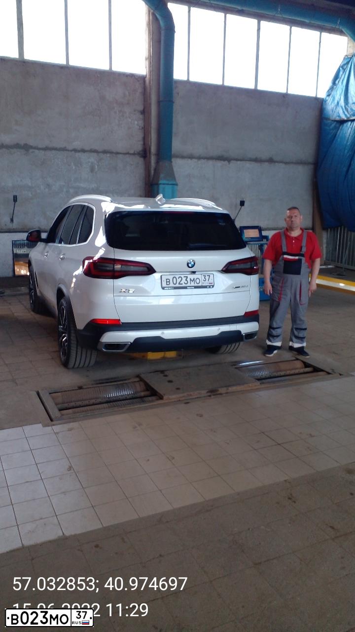 Фото автомобиля БМВ X5 XDRIVE30D, 2021 — госномер В023МО37. Цвет: Белый