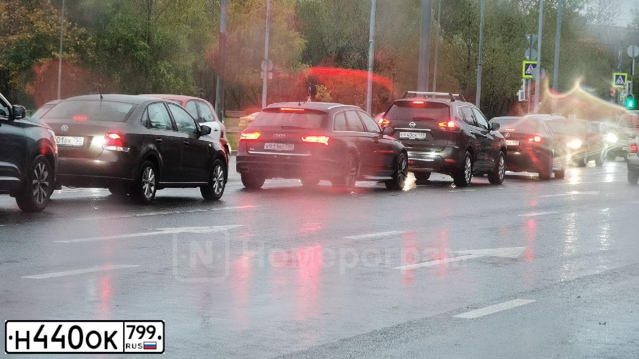 Фото автомобиля TOYOTA RAV4, 2019 — госномер Н440ОК799. Цвет: БЕЛЫЙ ПЕРЛАМУТР