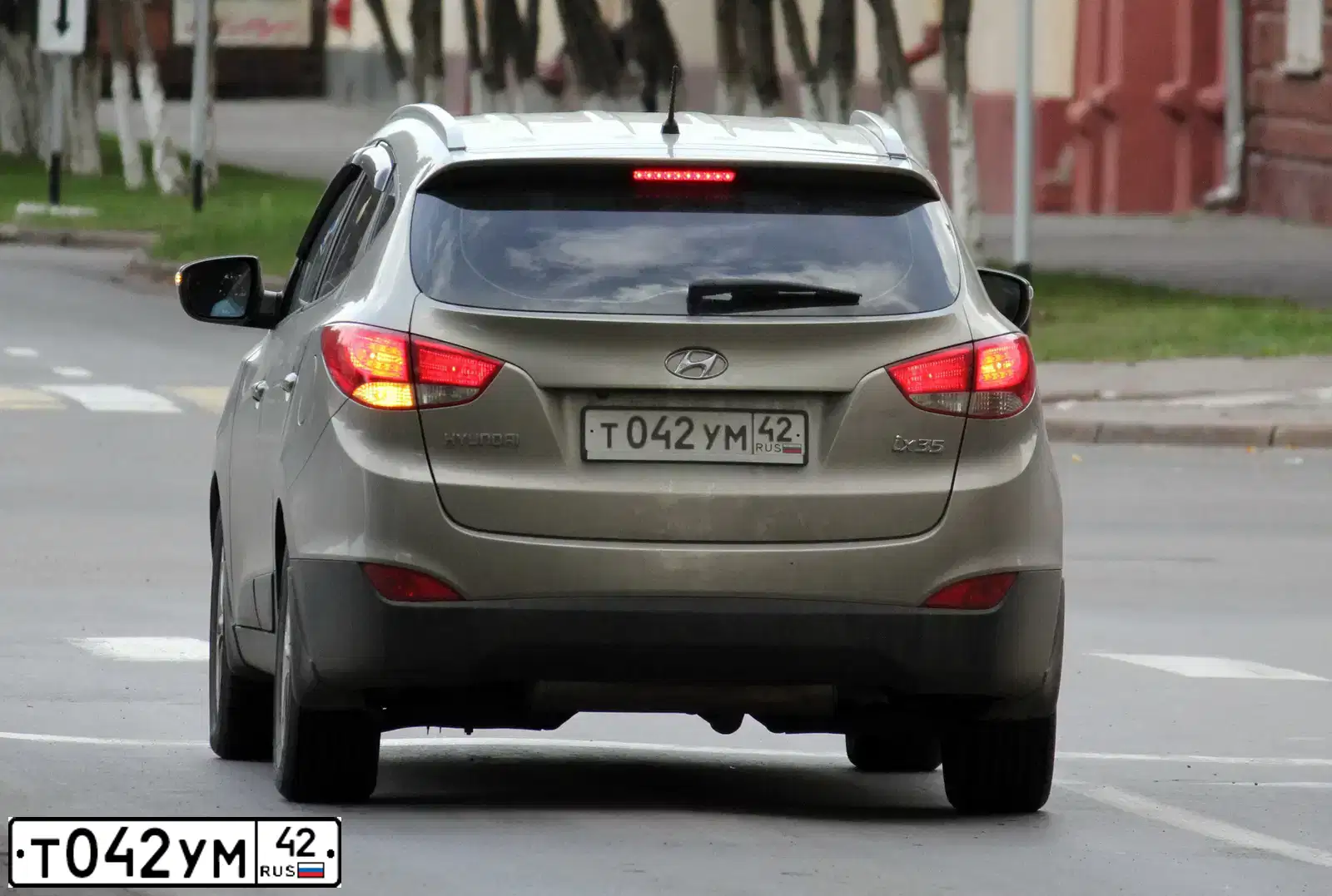 Фото автомобиля HYUNDAI IX35, 2010 — госномер Т042УМ42. Цвет: СЕРО-БЕЖЕВЫЙ