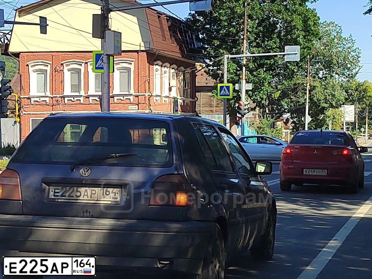 Фото автомобиля VOLKSWAGEN GOLF, 1992 — госномер К718РА164. Цвет: Серый