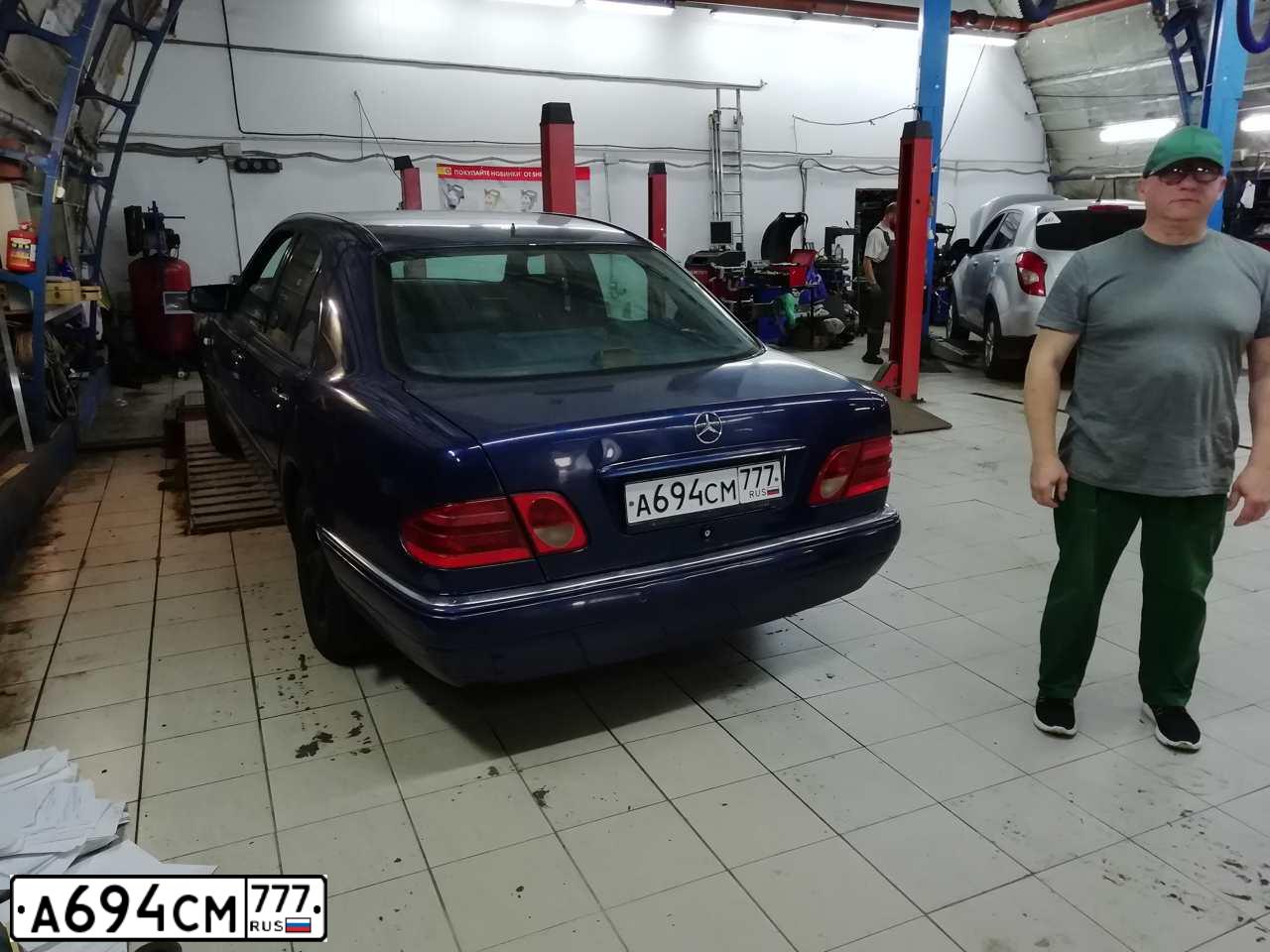 Фото автомобиля MERCEDES E-KLASSE, 1997 — госномер А694СМ777. Цвет: СИНИЙ