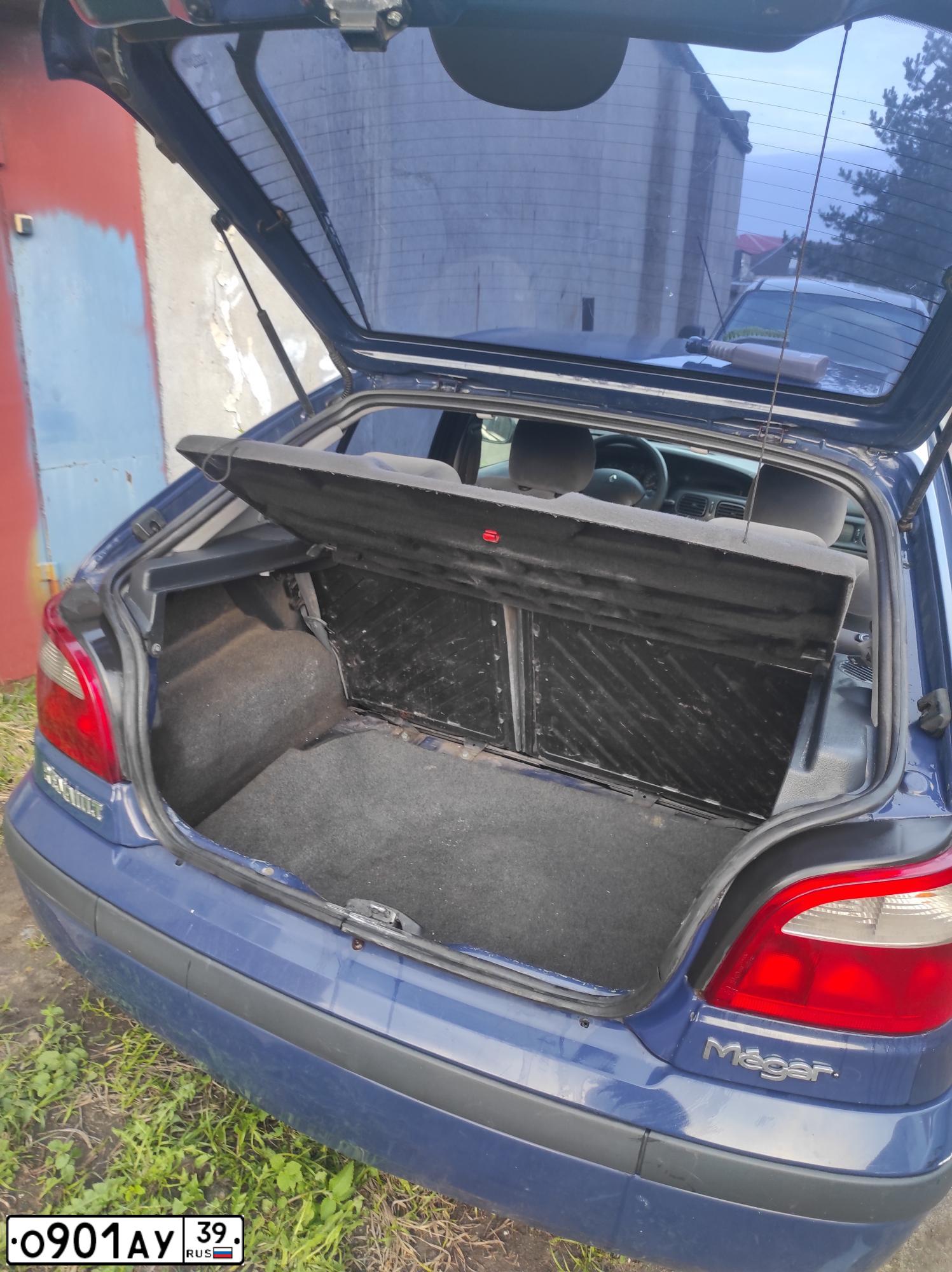 Фото автомобиля RENAULT MEGANE, 2002 — госномер О901АУ39. Цвет: синий