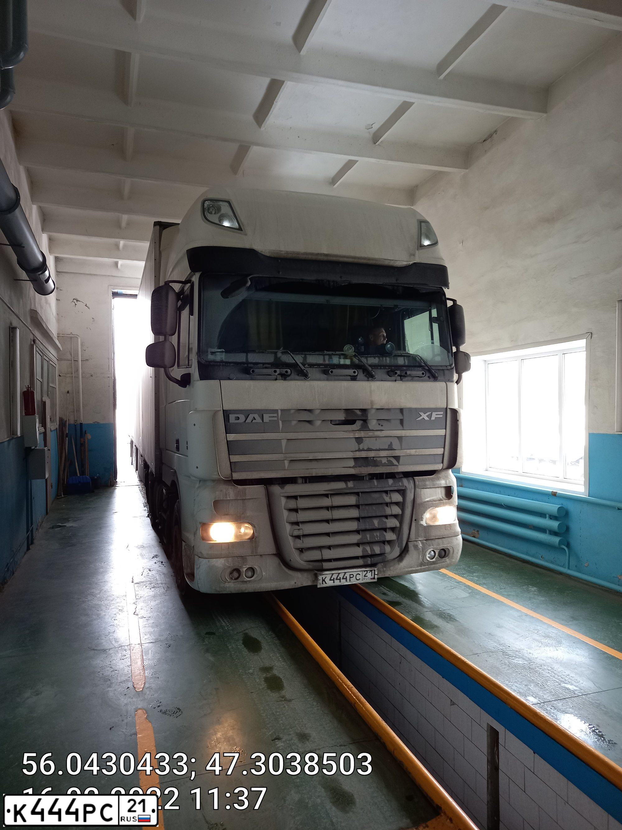 Фото автомобиля DAF XF 105 FT /4X2/, 2015 — госномер К444РС21. Цвет: Белый