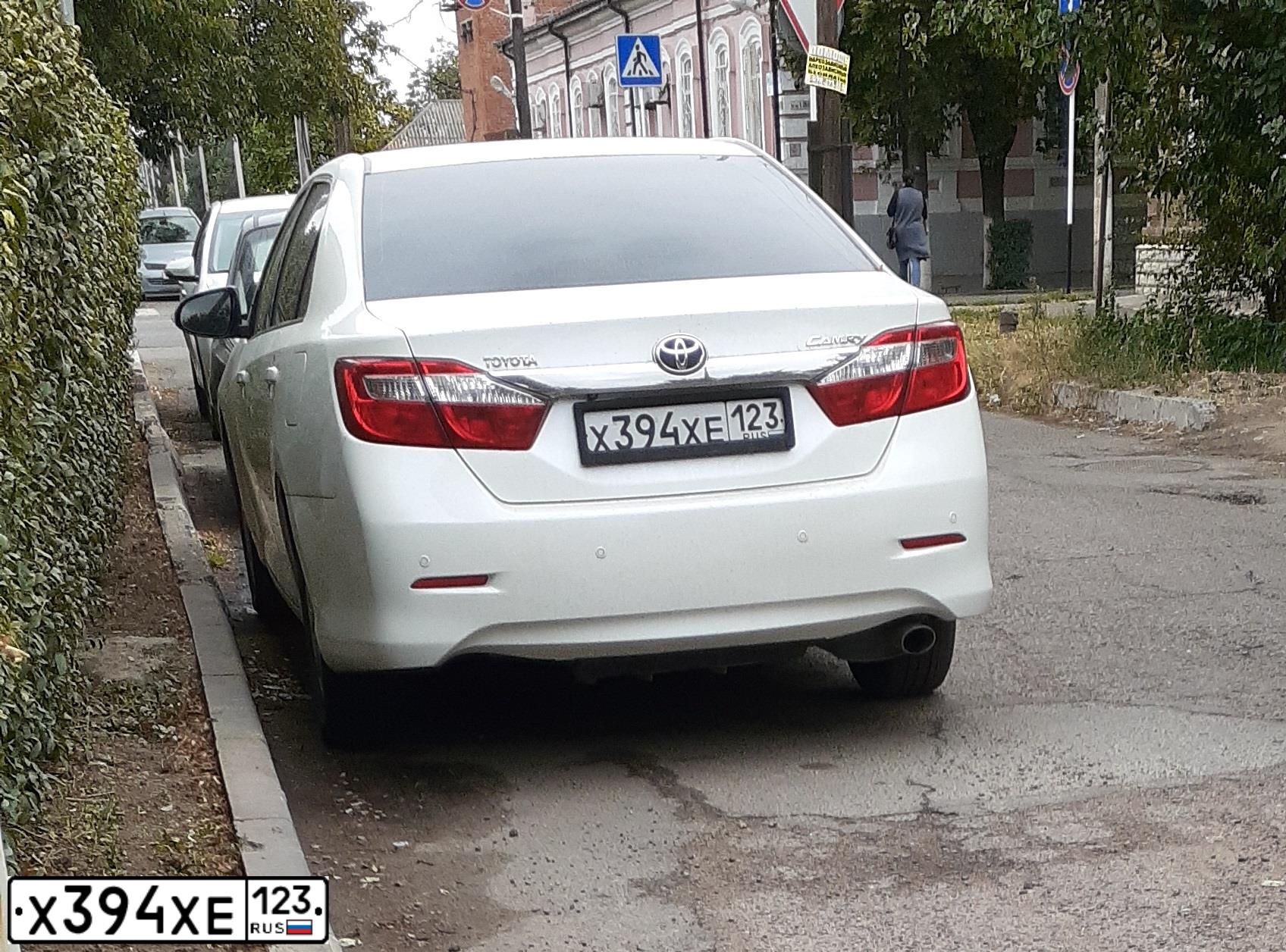 Фото автомобиля TOYOTA CAMRY, 2014 — госномер Х394ХЕ123. Цвет: ПЕРЛАМУТРОВО-БЕЛЫЙ