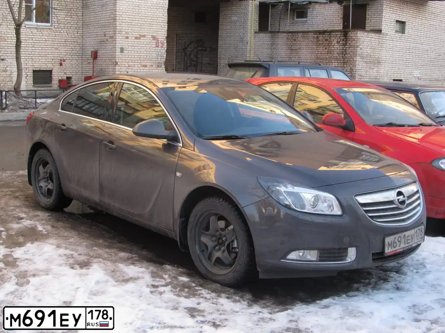 Фото автомобиля OPEL INSIGNIA, 2011 — госномер М691ЕУ178. Цвет: ТЕМНО-СЕРЫЙ