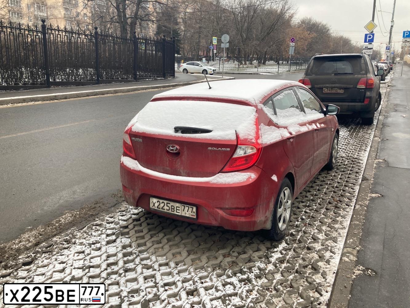 Фото автомобиля HYUNDAI SOLARIS, 2014 — госномер Х225ВЕ777. Цвет: КРАСНЫЙ